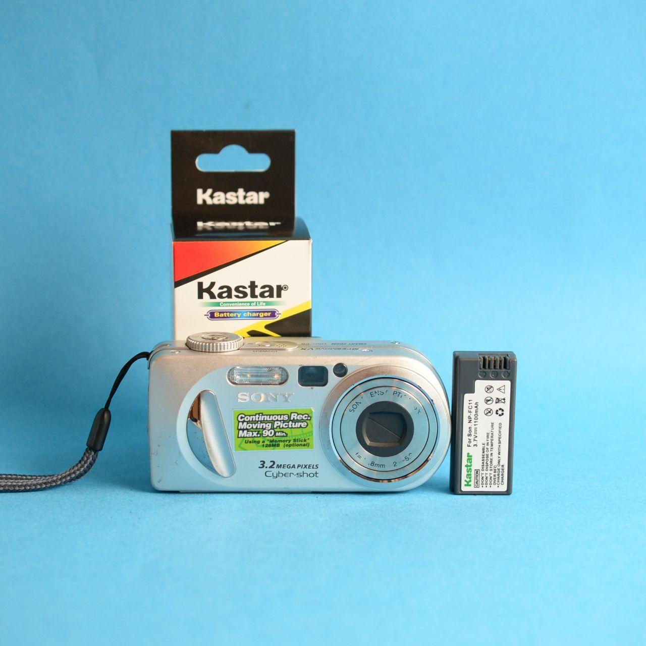 Sony Cyber-shot DSC-P8 Digital Camera | 3.2MP | Tested & Working | Silver