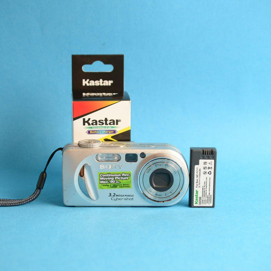 Sony Cyber-shot DSC-P8 Digital Camera | 3.2MP | Tested & Working | Silver