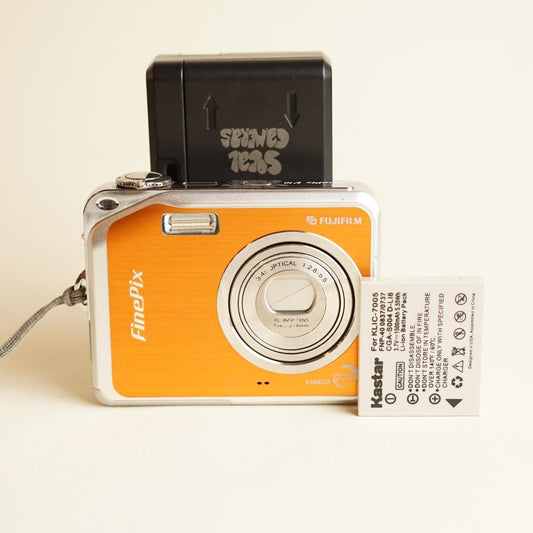 Fujifilm Finepix V10 Digital Camera | 5.1MP | See description | Orange