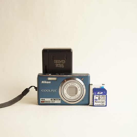 Nikon Coolpix S560 Digital Camera | 10.0MP | Tested & Working | Blue