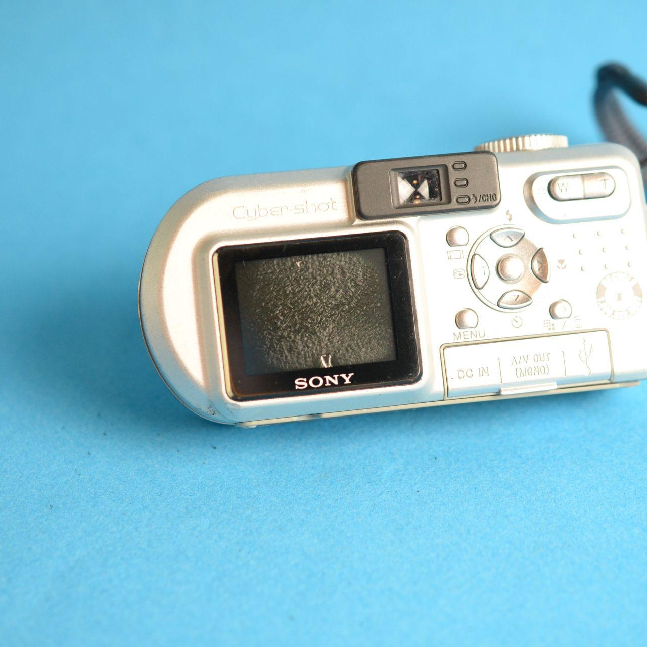 Sony Cyber-shot DSC-P8 Digital Camera | 3.2MP | Tested & Working | Silver